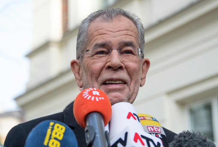 La victoire de l’écologiste Van der Bellen rassure l’Europe Alexander-Van-Bellen-sortie-bureau-Vienne-4-decembre-2016_0_730_491