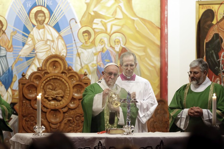 pape - Le pape François partage les « moments d’obscurité » de sa foi Francois-celebre-messe-paroisse-Sainte-Marie-Setteville-Rome-dimanche-15-janvier_0_730_486