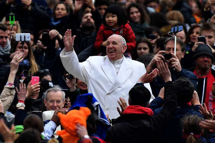 laudato si - « Laudato Si’ a poussé les chrétiens à s’emparer de l’écologie » Arrivant-laudience-generale-place-Saint-Pierre-22-fevrier_0_729_486