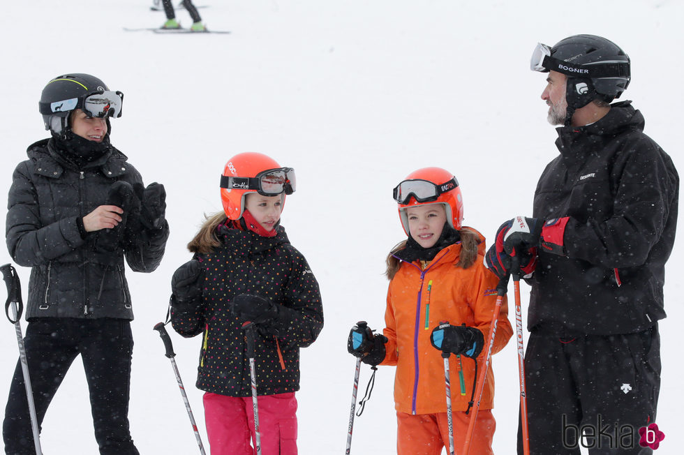 LOS REYES CON LEONOR Y SOFÍA ESQUIANDO EN HUESCA - Página 6 106135_reyes-felipe-letizia-hijas-nieve-cara-descubierta