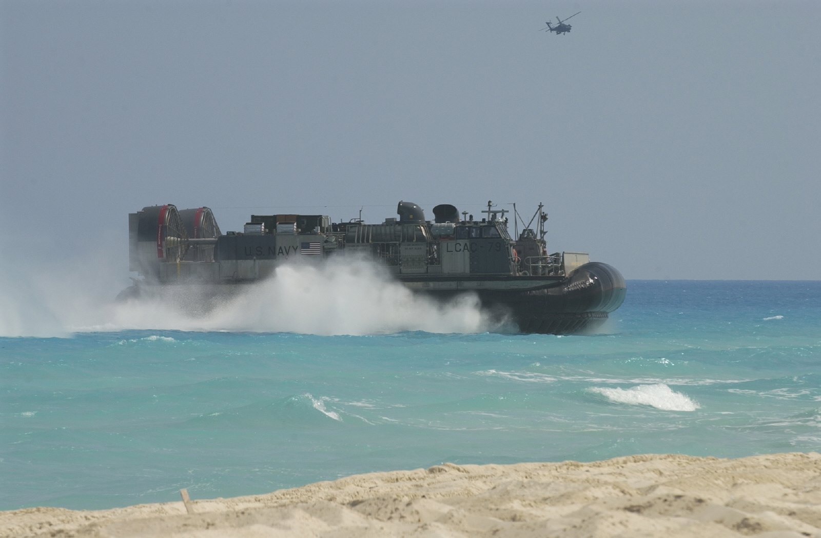 Bright Star مناورة النجم الساطع %20050913-N-LCAC%20from%20USS%20Tarawa%20%28LHA%201%29%20approaches%20the%20beach%20during%20a%20rehearsal%20in%20the%20week%20as%20part%20of%20Bright%20Star