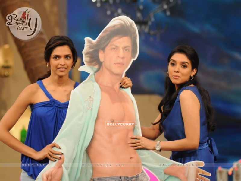 علق على الصورة  38533-asin-and-deepika-with-shahrukh-khan-poster