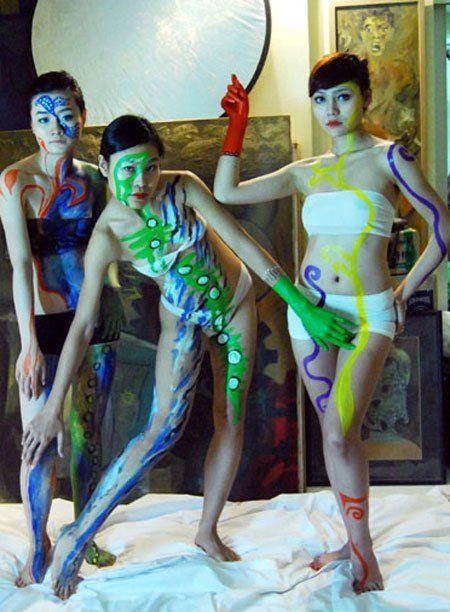 Barriers for body painting art in Vietnam 20121128135527_2