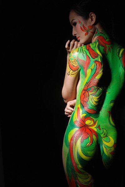 Barriers for body painting art in Vietnam 20121129134551_2