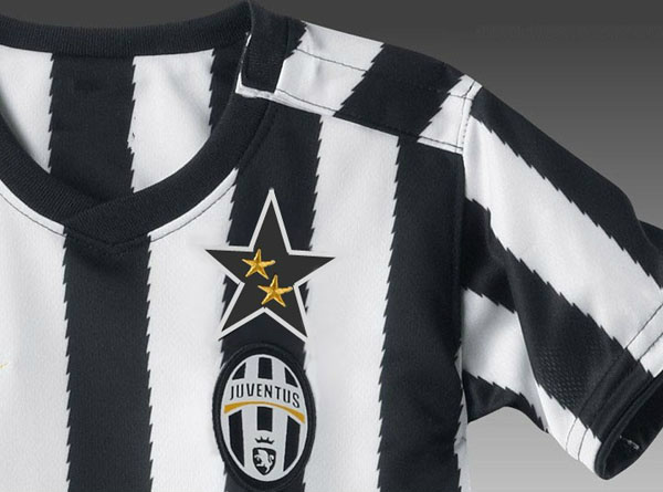  قمصان اليوفنتوس المتوقعه للموسم المقبل بعد الحصول على النجمه الثالثه !! Maglia-Juventus-terza-stella-02