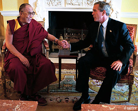  Le Vrai Visage du DALAI LAMA ---  agent de la CIA --- et mendiant international  BushLama2G_468x376