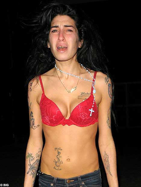 Amy Winehouse pleure dehors en soutien-gorge AmywinehouseBIG_468x621