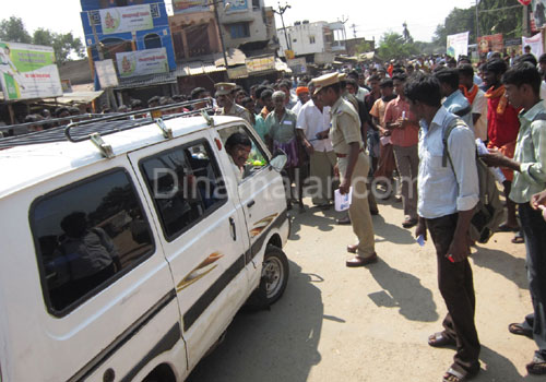 முல்லை பெரியாறு  அணை போராட்டம் - 4 மாவட்டங்களில் கடை அடைப்பு - ஒருவர் தற்கொலை  - Page 2 Gallerye_010407408_362826