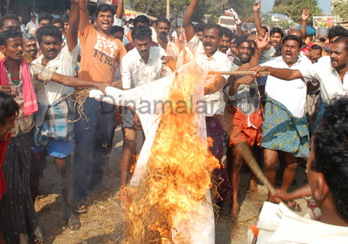 முல்லை பெரியாறு  அணை போராட்டம் - 4 மாவட்டங்களில் கடை அடைப்பு - ஒருவர் தற்கொலை  - Page 2 Gallerye_010439577_362826