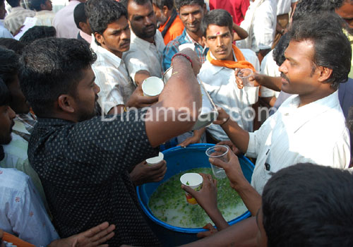 முல்லை பெரியாறு  அணை போராட்டம் - 4 மாவட்டங்களில் கடை அடைப்பு - ஒருவர் தற்கொலை  - Page 2 Gallerye_010539320_362826