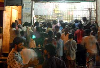 டாஸ்மாக்' கடைகளில் குவிந்த "குடி'மகன்கள் ஒரே நாளில் ரூ.150 கோடி விற்பனை Tamil_News_large_633078