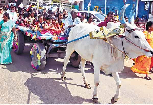 மாணவர்களுக்கு மாலை அணிவித்து வரவேற்பு Tamil_News_large_203258720180602052945