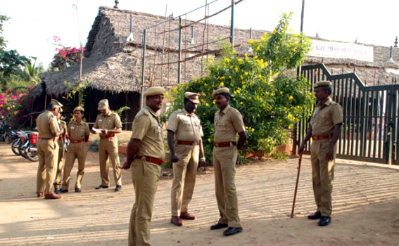 சாமியாருடன் நடிகை ரஞ்சிதா படுக்கை அறை காட்சிகள்; நாடு முழுவதும் பரபரப்பு Top_76832216979