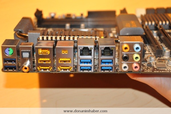  IDF 2010: Gigabyte, Sandy Bridge işlemcileri için P67A-UD7 anakartını sergiliyor Giga_idf_6a_dh_fx57