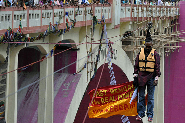 Muere ganador del Guinness al cruzar un río sobre un alambre en India Record-guinnes-afp_92620