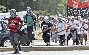 Protestos na Argentina em razão da visita do príncipe William Argentina_efe_Leo_La_Valle_02022012