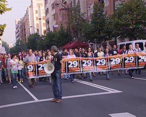 Varios centenares de personas marchan por las calles de Bilbao en la primera protesta de la jornada de huelga general Fotonoticia_20100629091012_500