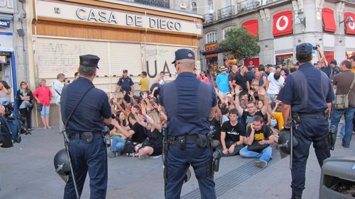 Policías piden a Interior llevar pasamontañas en manifestaciones para que los indignados no suban sus rostros a Internet Fotonoticia_20111019141157_500