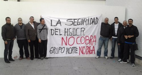 Seguimiento pleno a la huelga de vigilantes de hospitales de Ciudad Real Fotonoticia_20120522094656_500