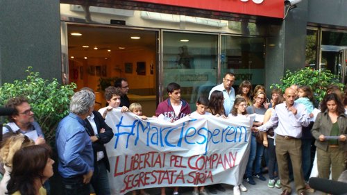 Unas 500 personas piden ante 'El Periódico' la liberación de Marc Marginedas Fotonoticia_20130924183553_500