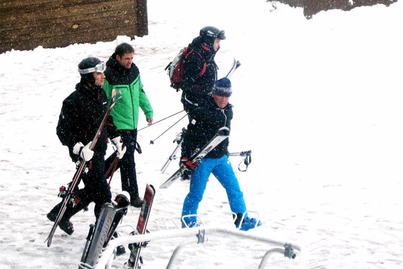 FELIPE ESQUIANDO CON AMIGOS Y SIN LETIZIA Fotonoticia_20140119132802_800