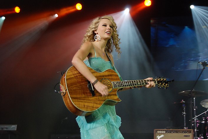 موسو ع صور تايلر  ة  Acm07_mconcert_taylorswift1_h_j