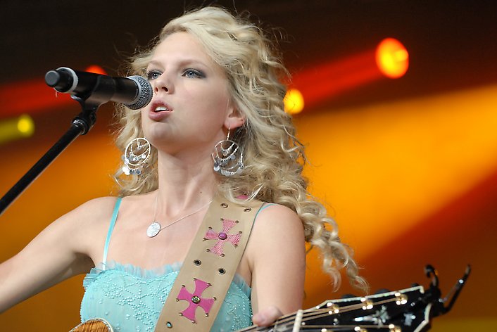 موسو ع صور تايلر  ة  Acm07_mconcert_taylorswift7_h_j