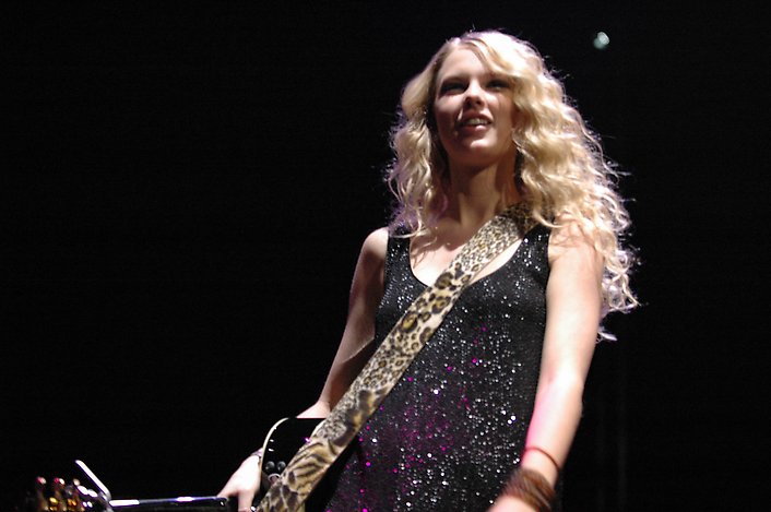 موسوعة صور تايلور سوفت فى جميع حفلاتها Soundandspeed08_taylorswift1_concert_h_j