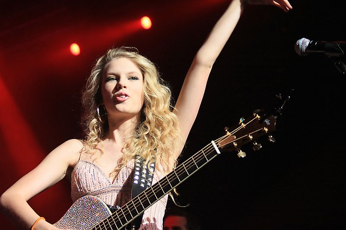 موسوعة صور تايلور سوفت فى جميع حفلاتها Taylorswift8_acm08_showevent_h_j