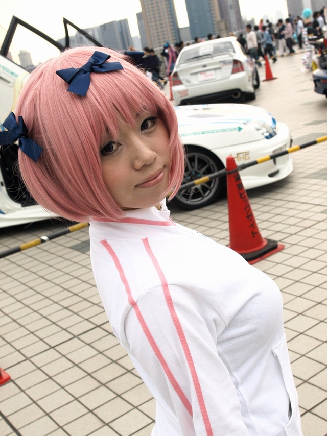 Gallery de cosplay : Cosplay VS Itasha, quand on vole la vedette Ku-xlarge