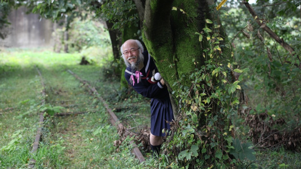 Un tit vieux s'habille en schoolgirl uniform dans la vie de tous les jours K-bigpic