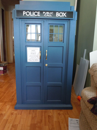 THE TARDIS OF DOCTOR MEW Ku-medium