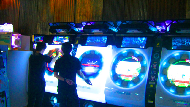 Une arcade qui a l'air d'un lieu directement sorti d'un jeu vido. Ku-xlarge