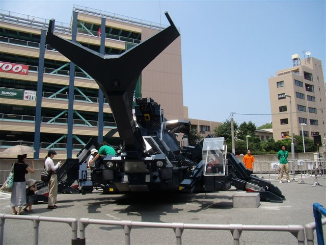  Huge  diesel-powered bug bot Ku-xlarge