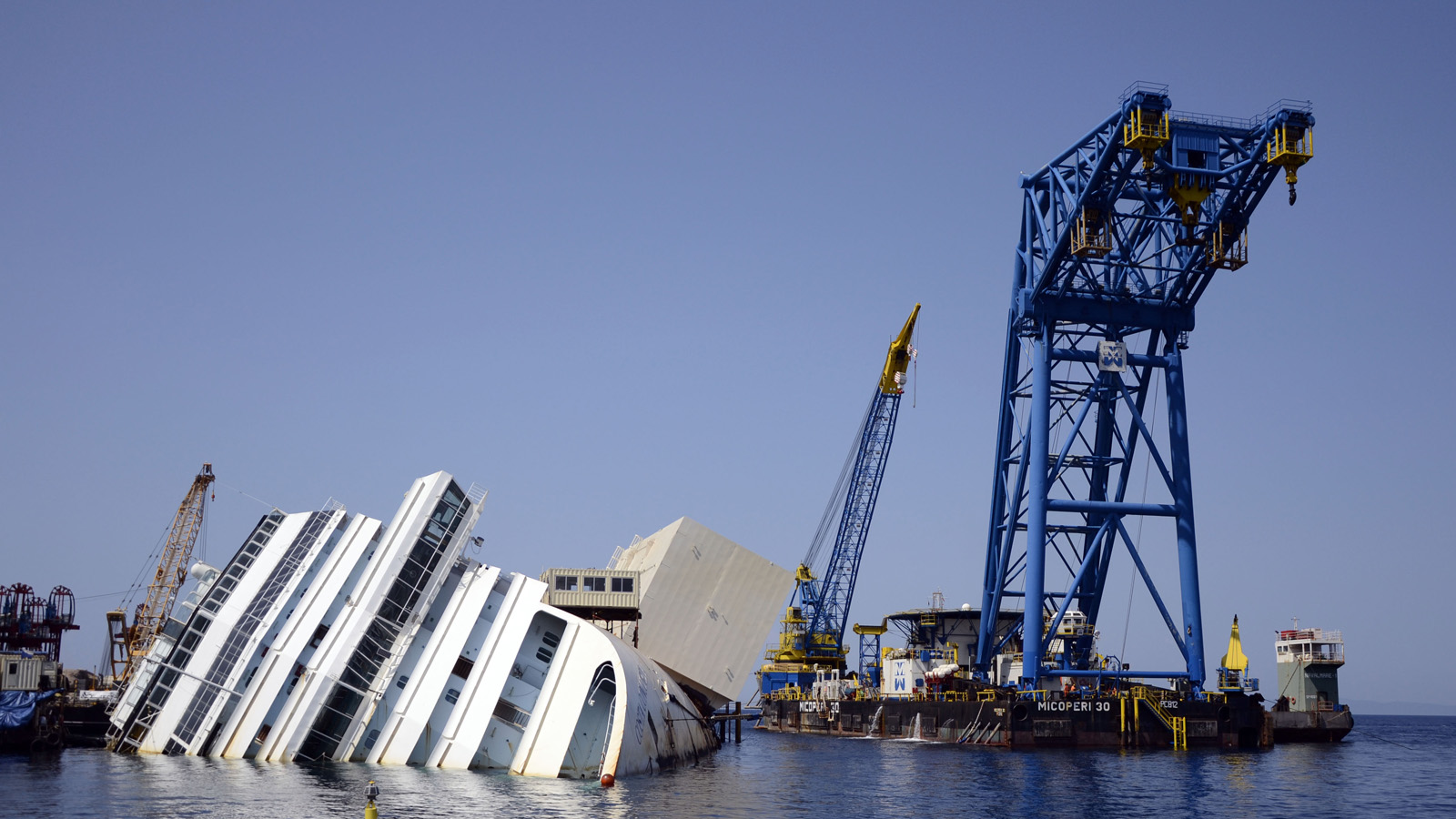 El gigantesco buque Costa Concordia, reflotado con éxito Original