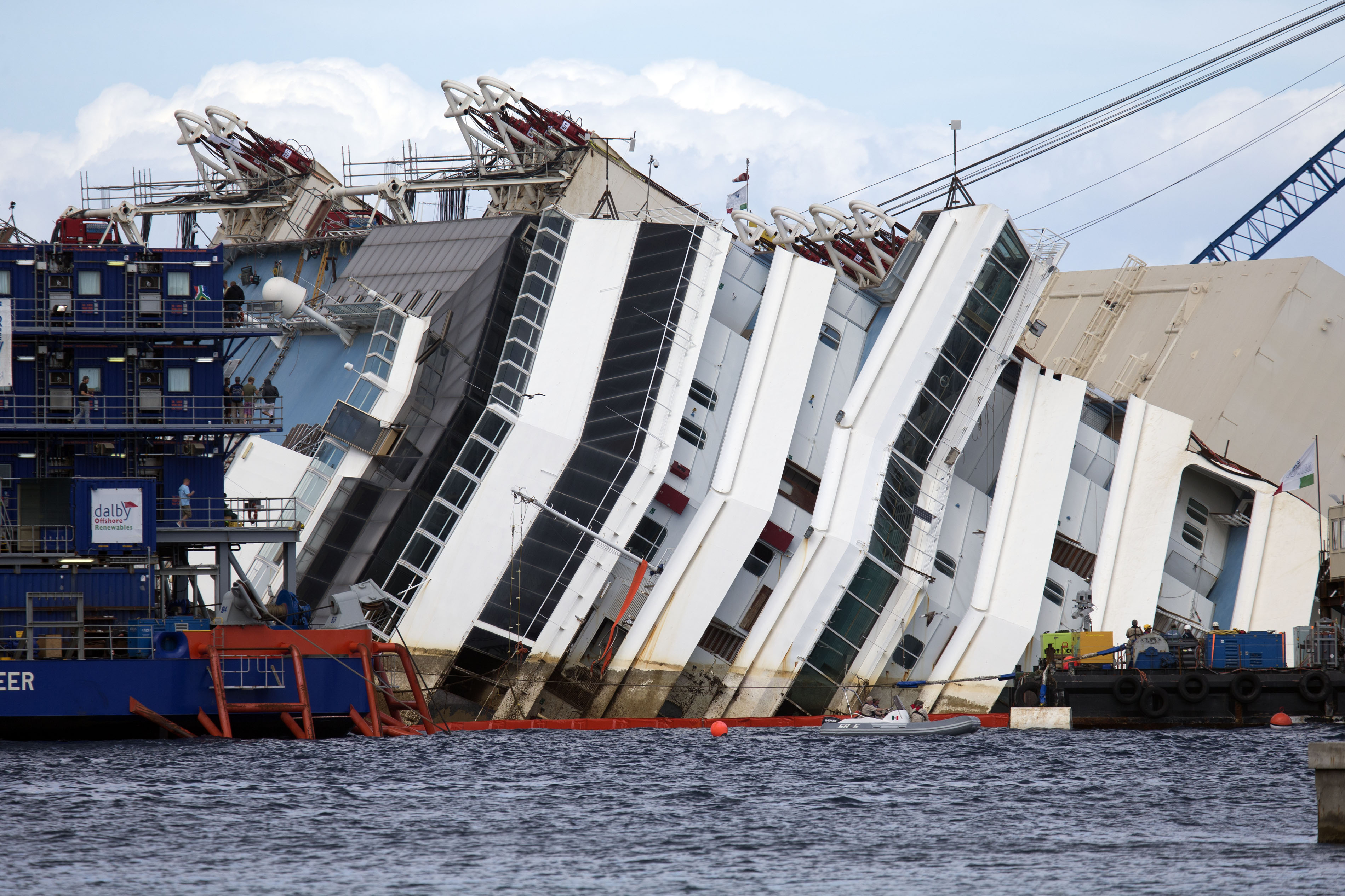 El gigantesco buque Costa Concordia, reflotado con éxito Original