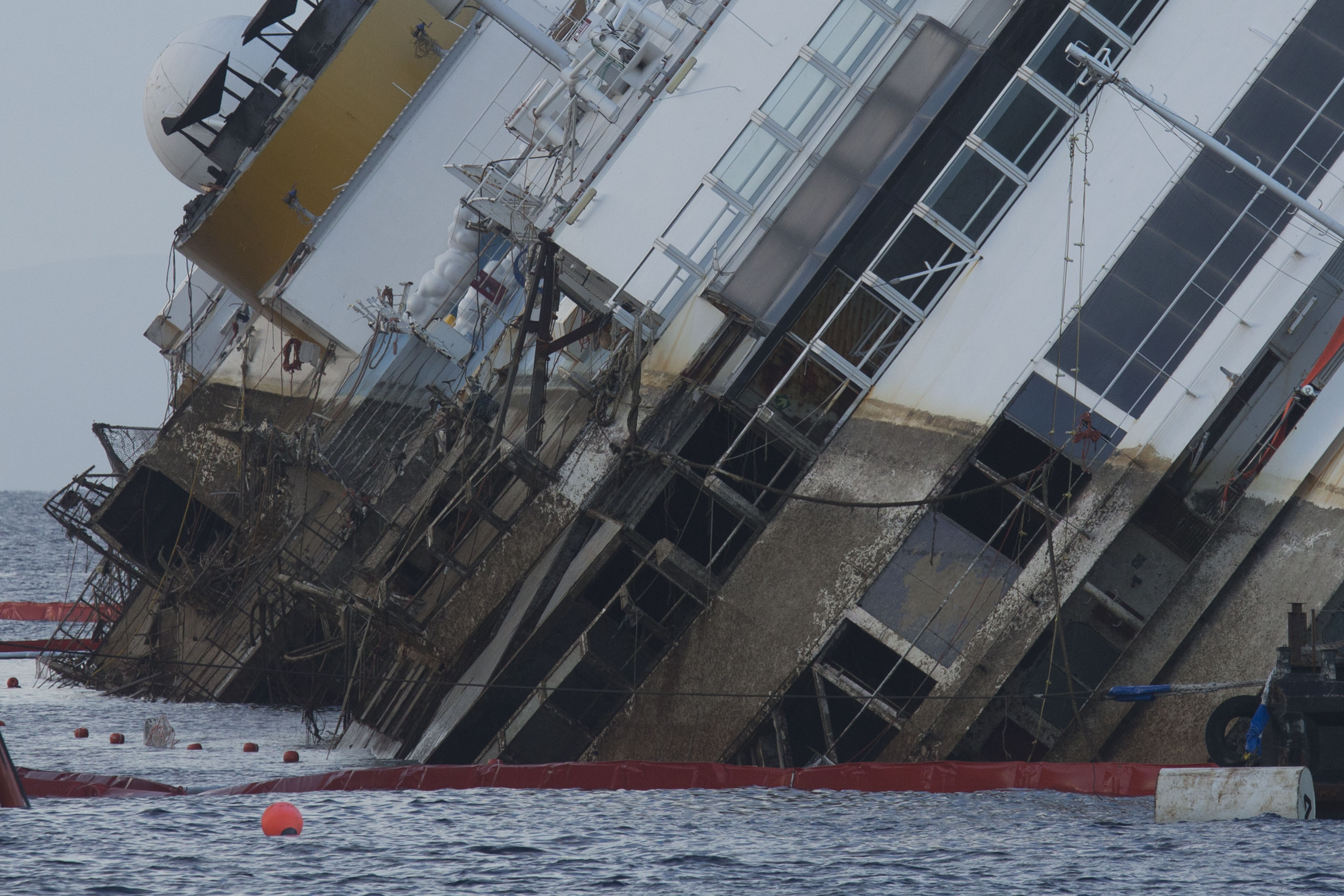 El gigantesco buque Costa Concordia, reflotado con éxito Original