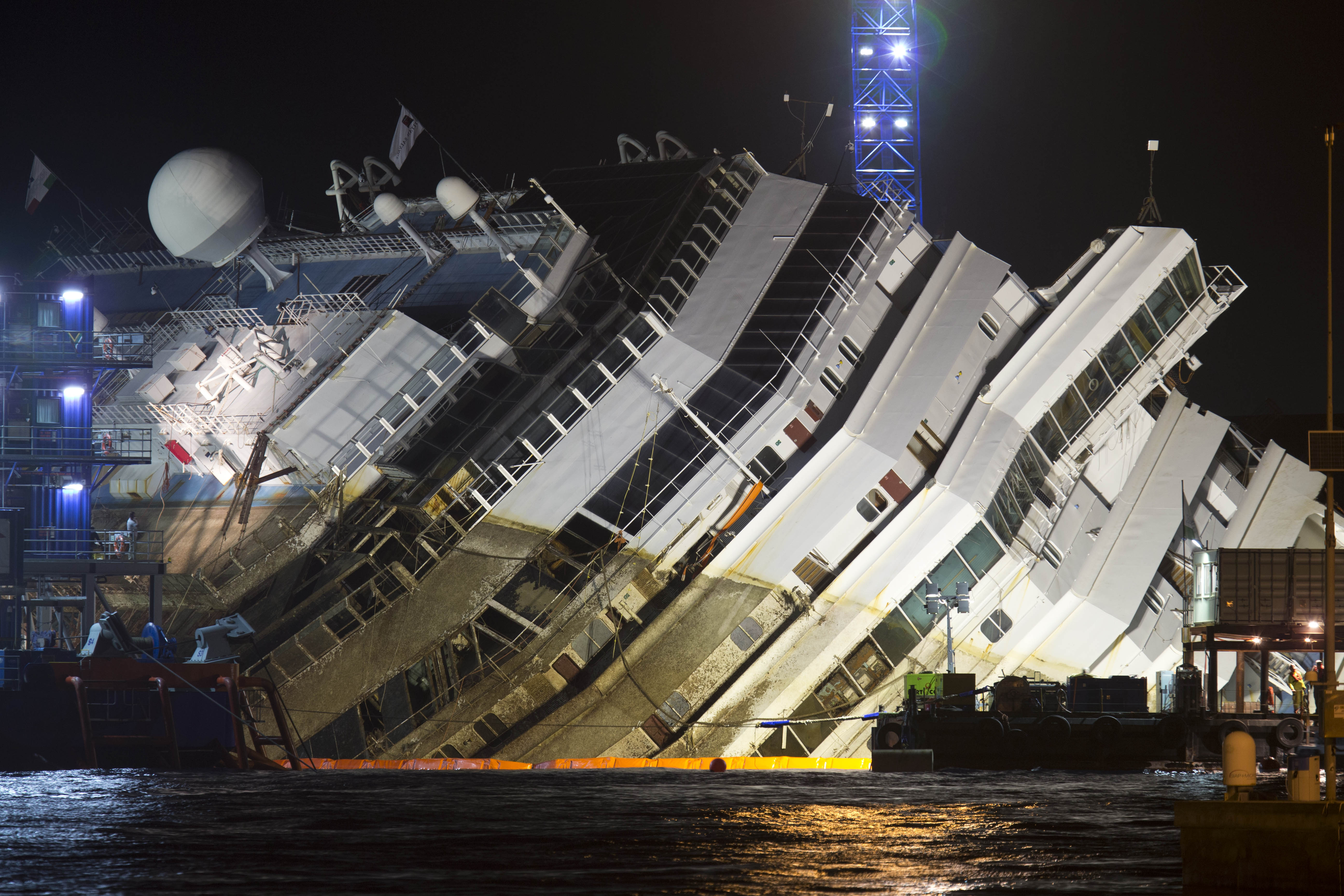 El gigantesco buque Costa Concordia, reflotado con éxito Original