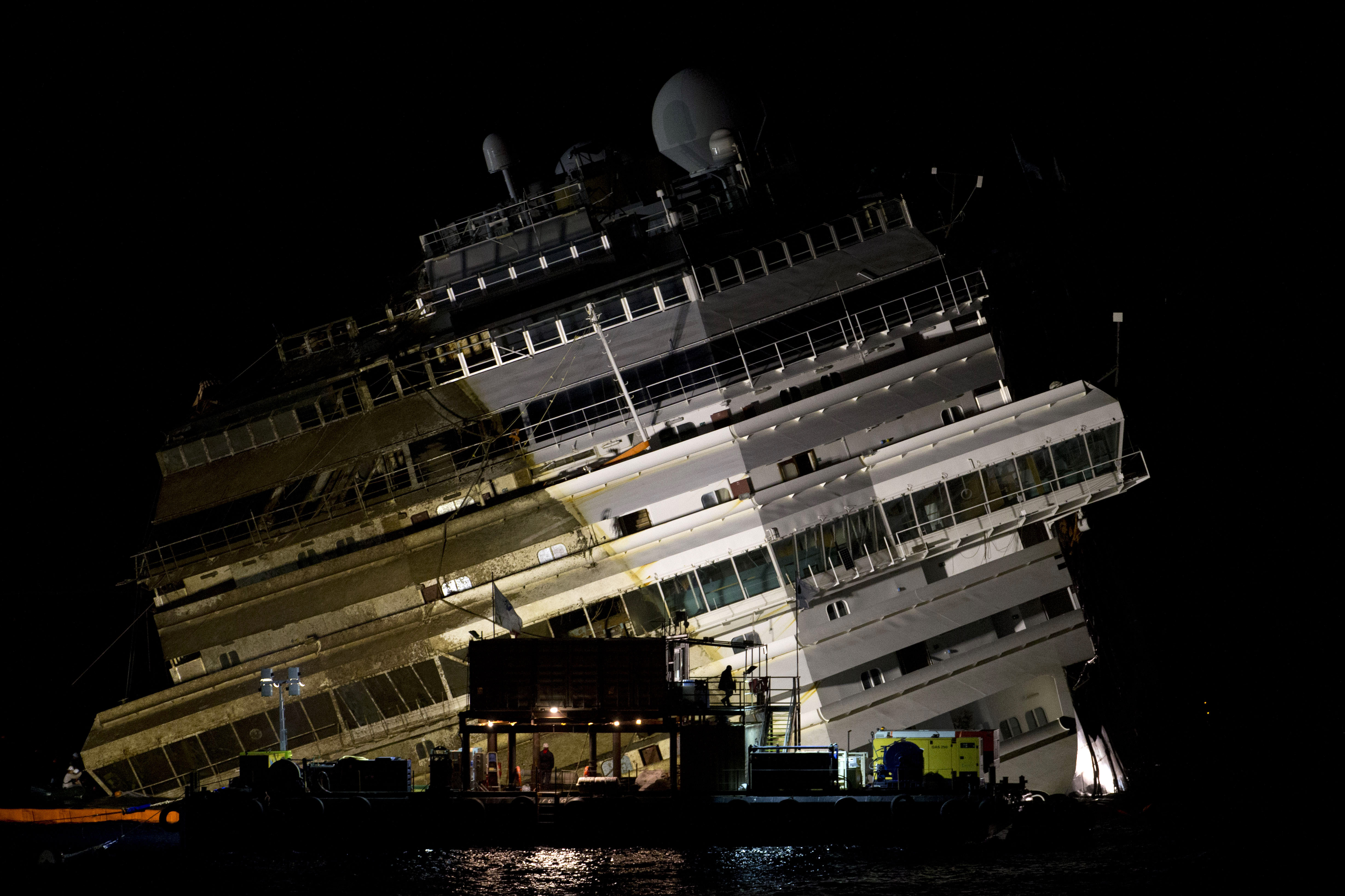 El gigantesco buque Costa Concordia, reflotado con éxito Original