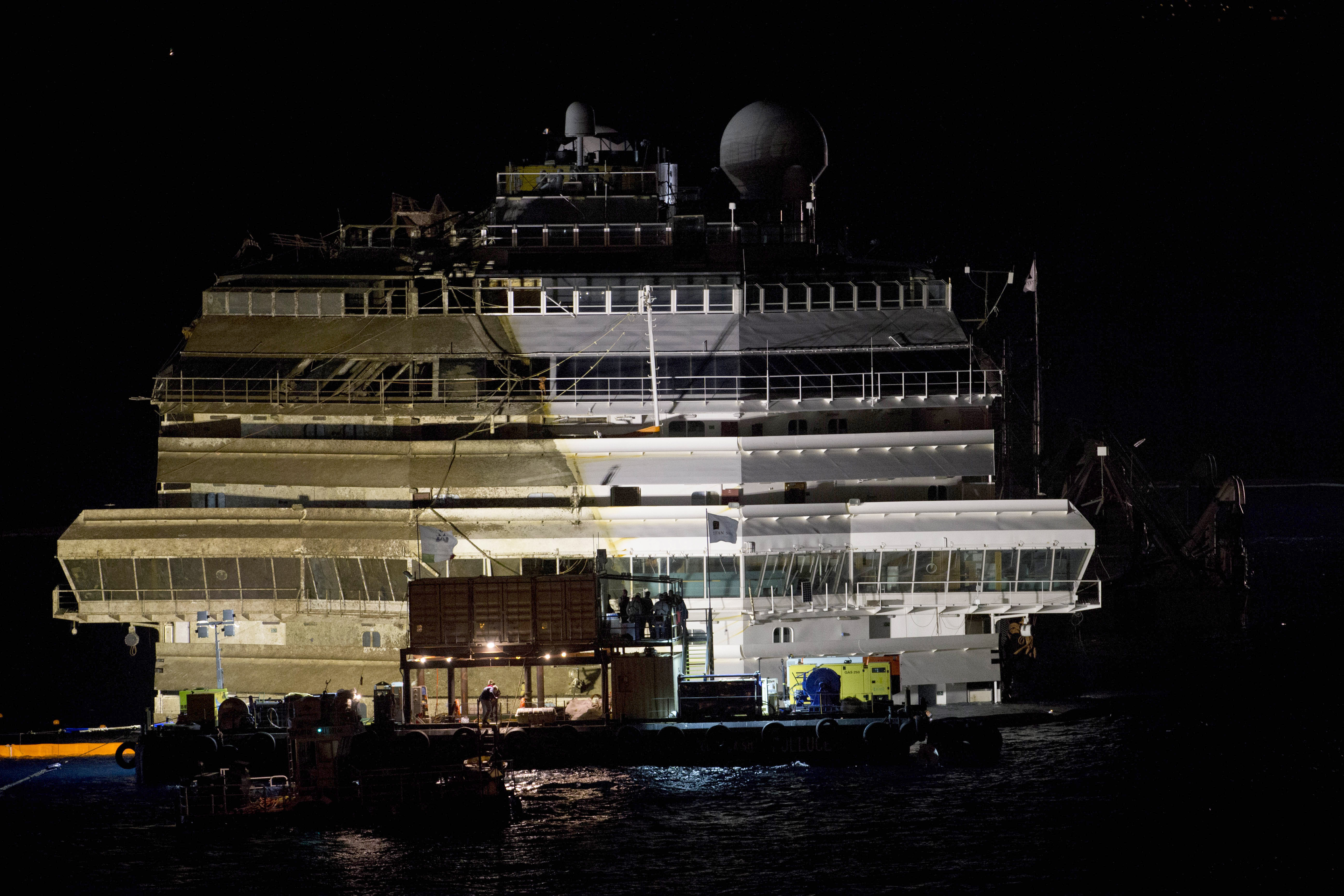El gigantesco buque Costa Concordia, reflotado con éxito Original