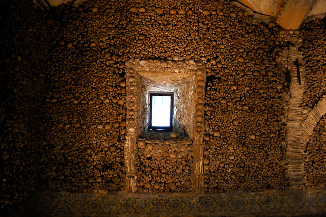 13 siniestros edificios construidos o decorados con huesos humanos Ku-xlarge