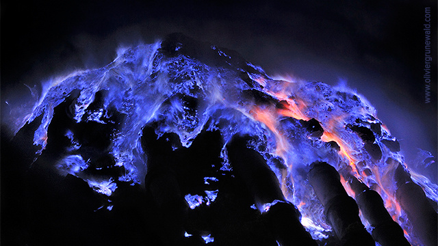 Los increíbles ríos de lava azul del volcán indonesio Kawah Ijen Ku-xlarge