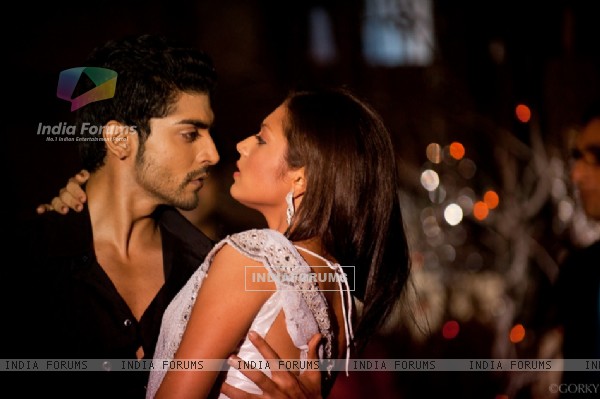 7.Geet –Hui Sabse Parayi ( Printre Straini) - Pagina 3 149182-drashti-dhami-as-geet-in-kurbaan-hua