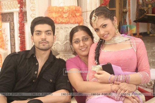 Geet Hui Sabse Parayi Photo Gallery 151902-drashti-dhami-and-gurmeet-off-screen-on-the-set-of-geet-hui-sab