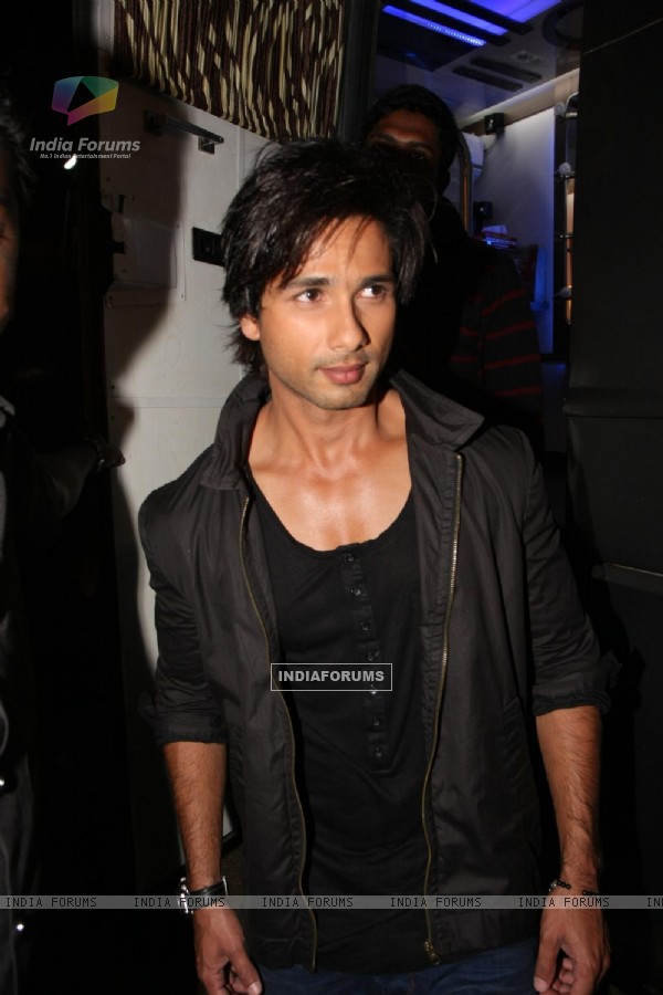 مسابقة جميلة لعشاق النجم شاهيد كابور 178247-shahid-kapoor-at-police-event-umang-2012