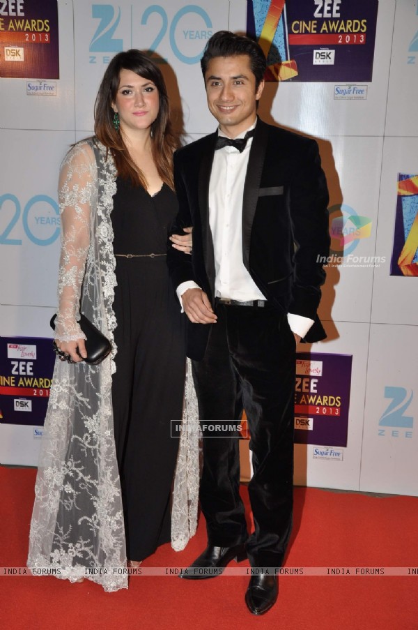 علي ظفر 2015 مع زوجته التي يحبها جديد علي ظفر 2015 250956-ali-zafar-with-wife-ayesha-fazli-at-zee-cine-awards-2013