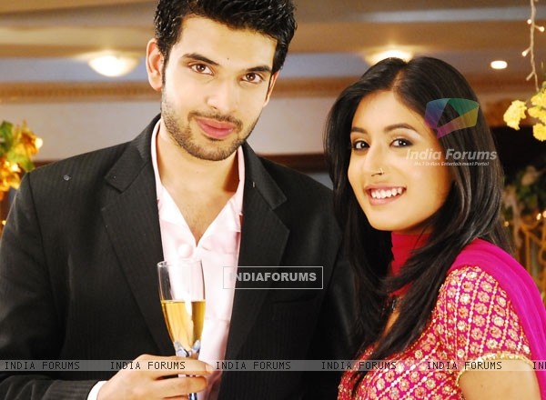 صور كاران كوندرا (سعود ) كريتيكا كامرا ( هنادي ) سجين الحب 32376-karan-kundra-and-kritika-kamra-looking-gorgeous