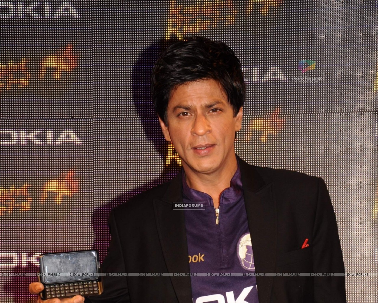 C0-0WNER CHANGED! 128385-shahrukh-khan-at-kkr-nokia-tie-up-media-meet-taj-lands-end-band