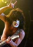 Which singer of the 70s is your best ? Paul_Stanley_Kiss_kiss_649240