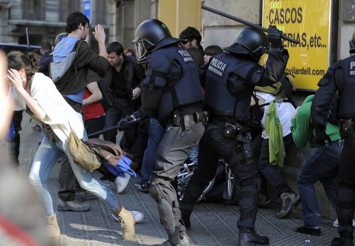 Tres detenidos y nueve heridos en la manifestación de estudiantes en Barcelona... VER FOTOGRAFIAS 1330528670135